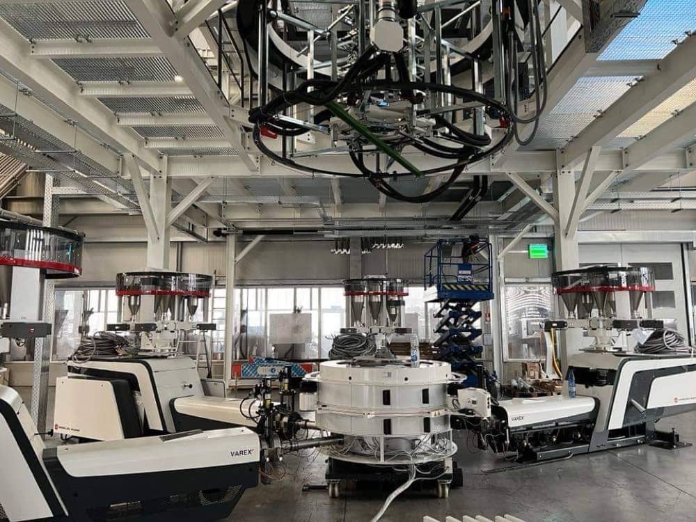 Detail instalace robotických základen v moderní továrně.