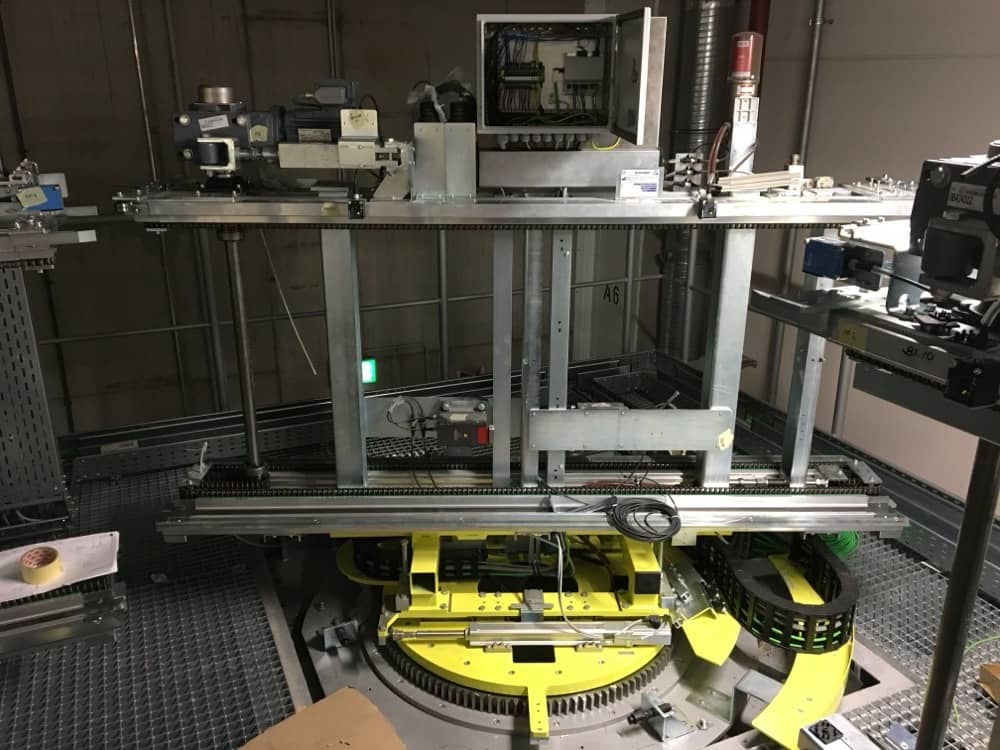 Přesné usazení technologického zařízení na rotační platformu.