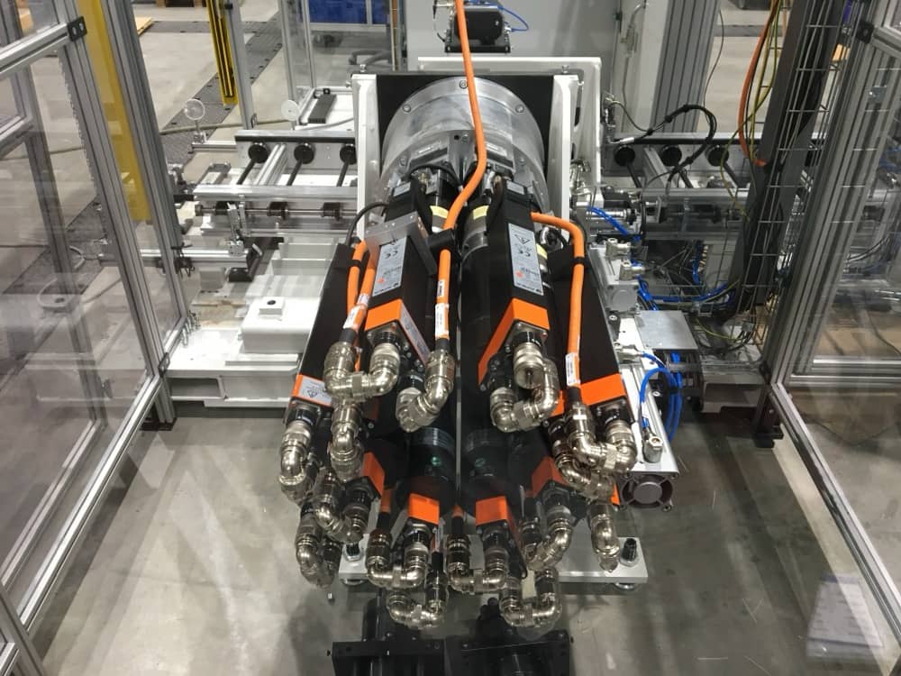 Detail upínacího mechanismu nebo hlavy průmyslového robota.