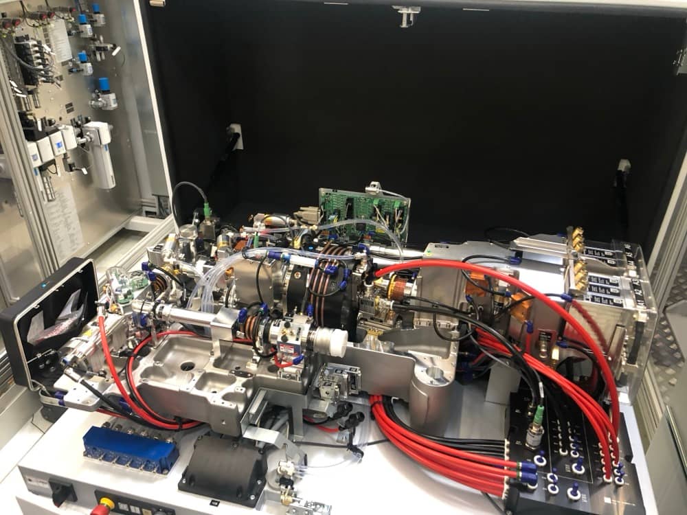 Detailní pohled na vnitřní kabeláž a rozvody ovládacího panelu.