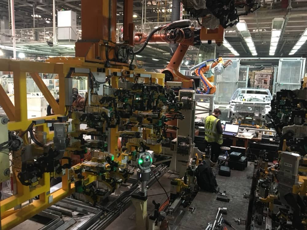 Pohled do výrobní linky s komplexním technologickým celkem.