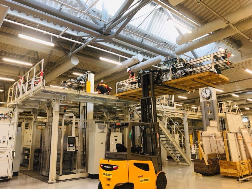 Manipulace s materiálem pomocí vysokozdvižného vozíku v hale.